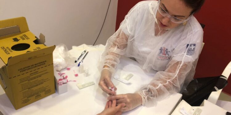 ‘Fique Sabendo’ começa com horário ampliado para testes de HIV