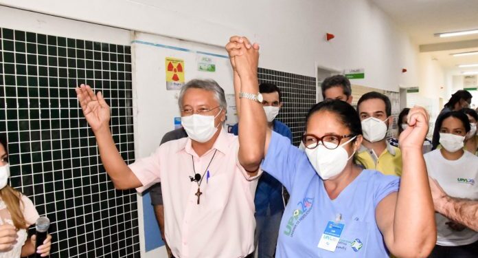 Catanduva recebe Coronavac e inicia vacinação com profissionais da linha de frente