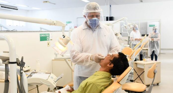 Prefeitura entrega 150 próteses dentárias e retoma procedimento na rede municipal de saúde