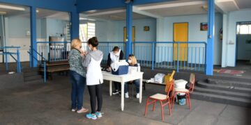 SAÚDE MONTA PONTO DE APOIO PARA VACINAÇÃO CONTRA GRIPE NA ESCOLA AZARITE