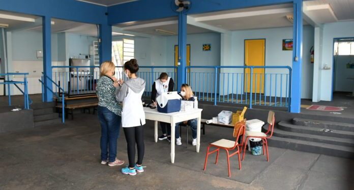 SAÚDE MONTA PONTO DE APOIO PARA VACINAÇÃO CONTRA GRIPE NA ESCOLA AZARITE