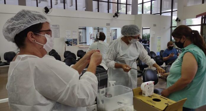 Profissionais da educação de 45 e 46 anos começam a ser vacinados nesta quarta