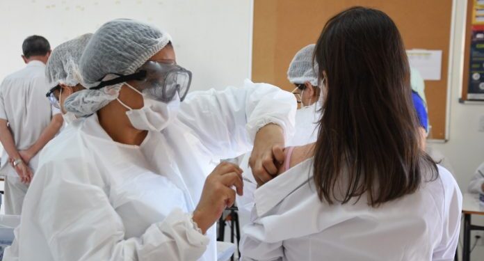 Campanha de vacinação avança e novo grupo começa a ser vacinado nesta sexta