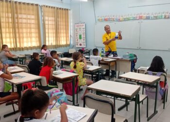Parceria entre Saúde e Educação promove ações de prevenção contra a dengue para alunos da rede municipal