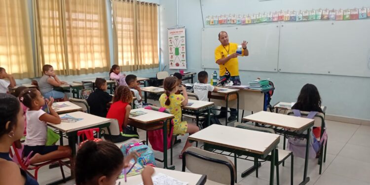 Parceria entre Saúde e Educação promove ações de prevenção contra a dengue para alunos da rede municipal